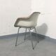 Fauteuil en skaï marron clair et coque blanche Strafor