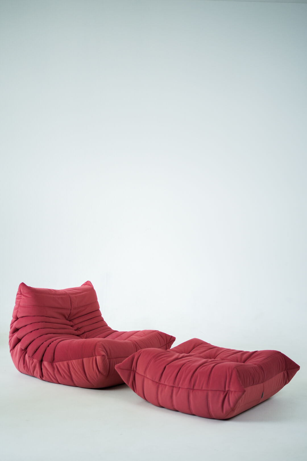 Togo set of chair and pouf in raspberry velvet