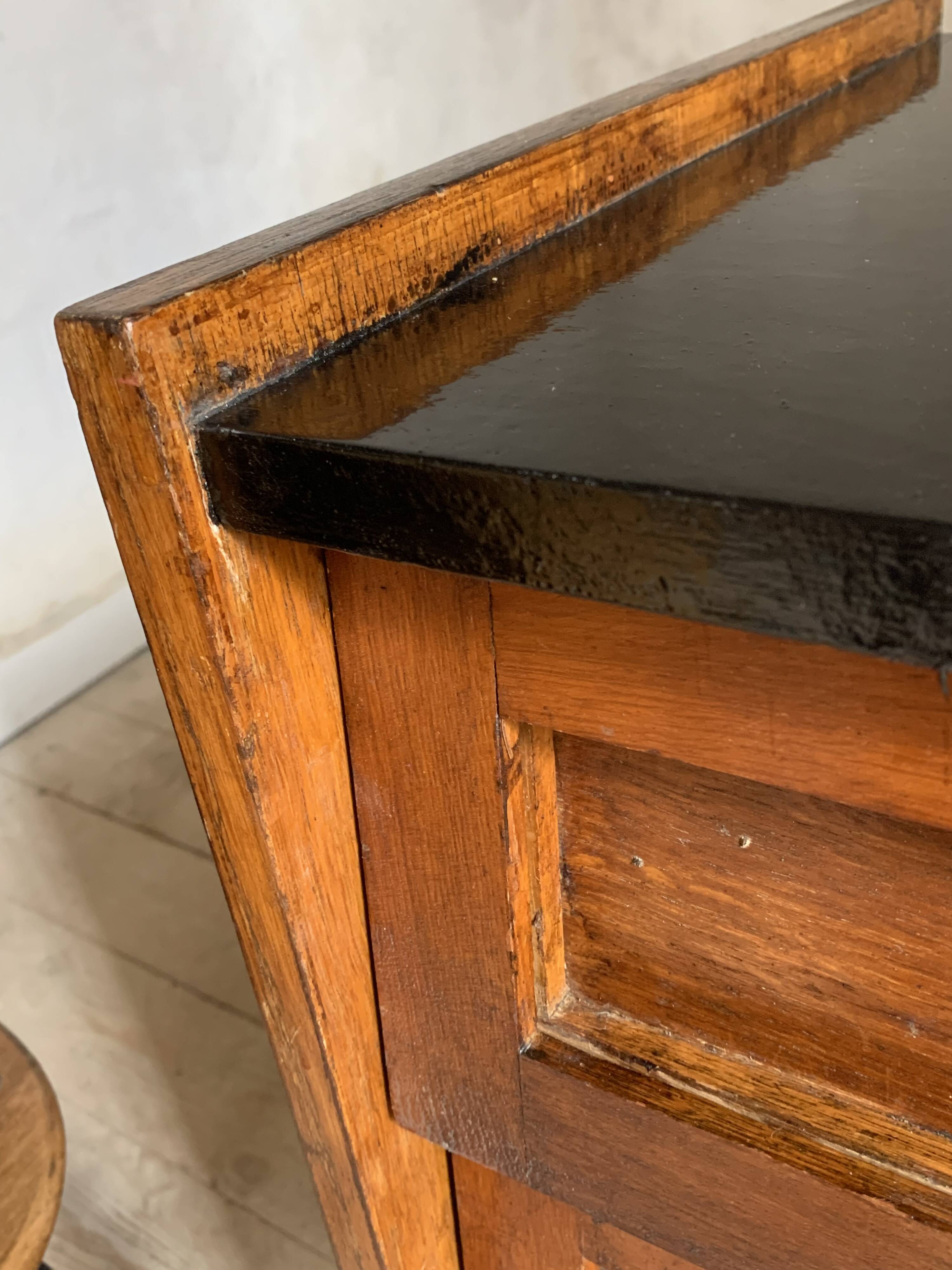 Commode vintage en chêne pieds compas