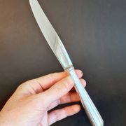 Duo de couteaux Christofle modèle "Tosca" en Alfénide