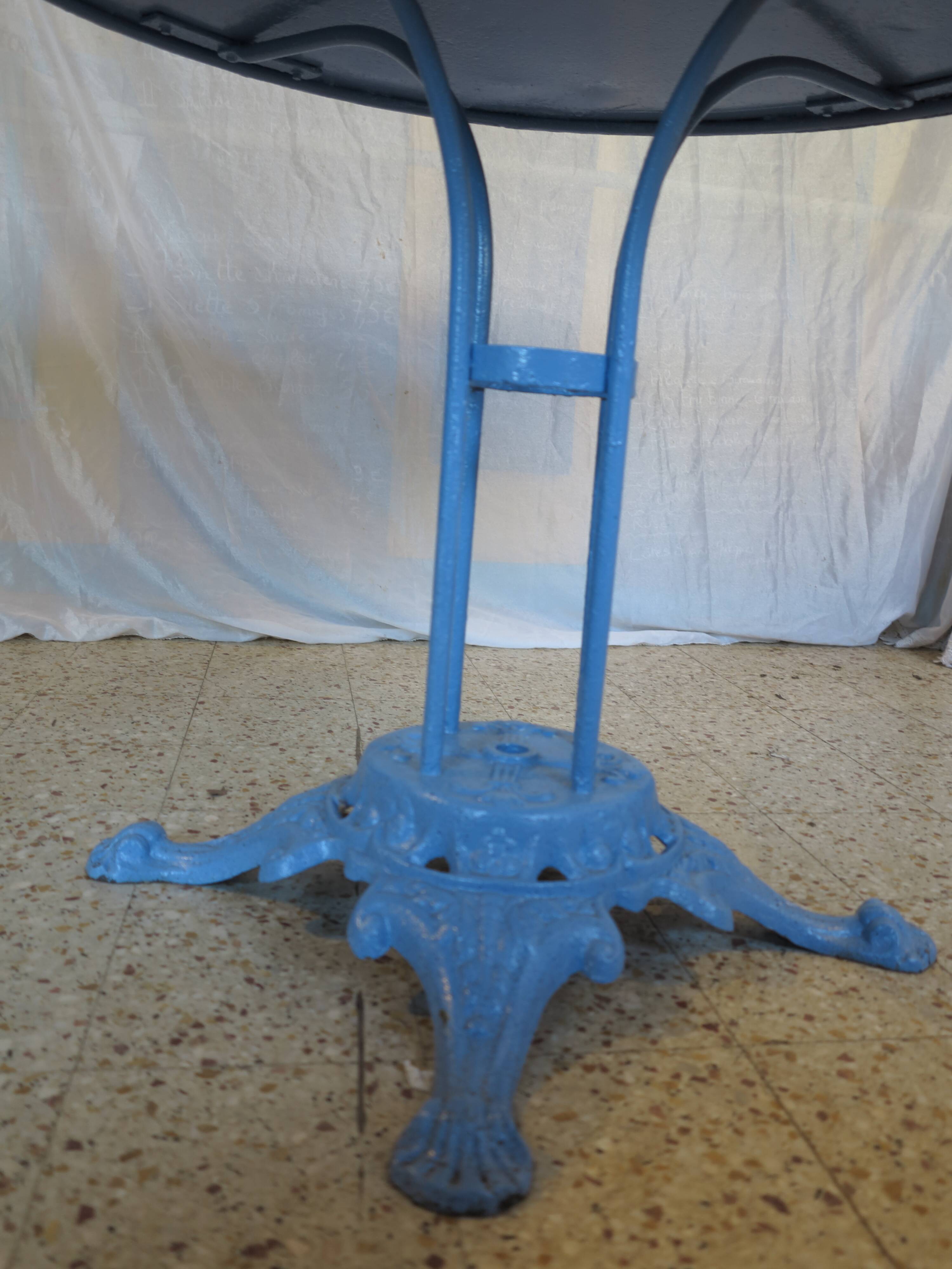 blue garden furniture "The earth is flat"