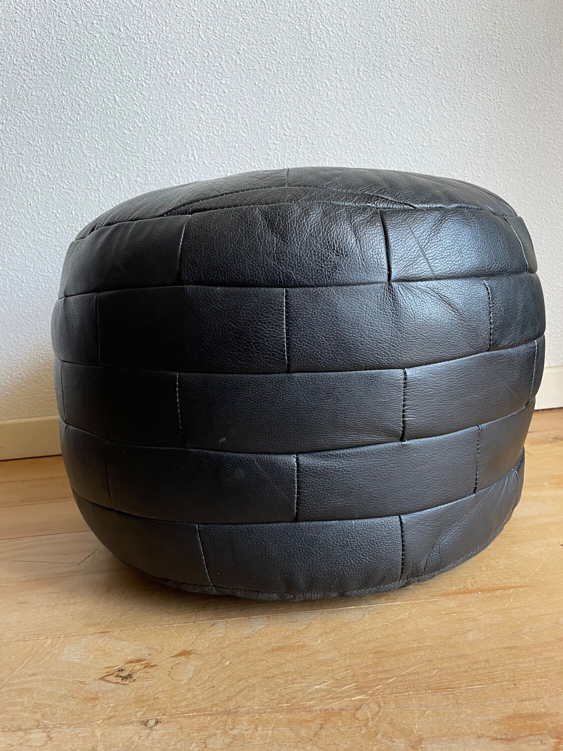 Pouf noir en cuir patchwork de Sède