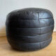 Pouf noir en cuir patchwork de Sède