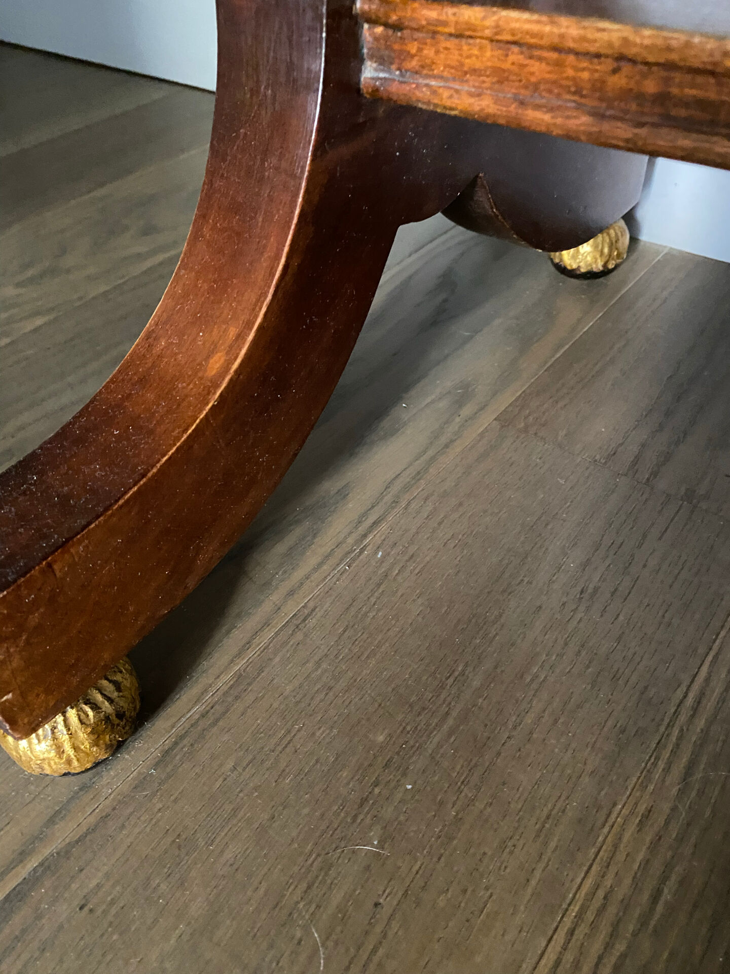 Bureau vendu / Table d'appoint de style Empire en acajou avec tiroir.