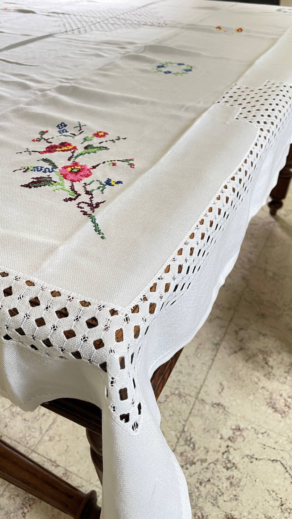 Embroidered tablecloth + 12 vintage napkins