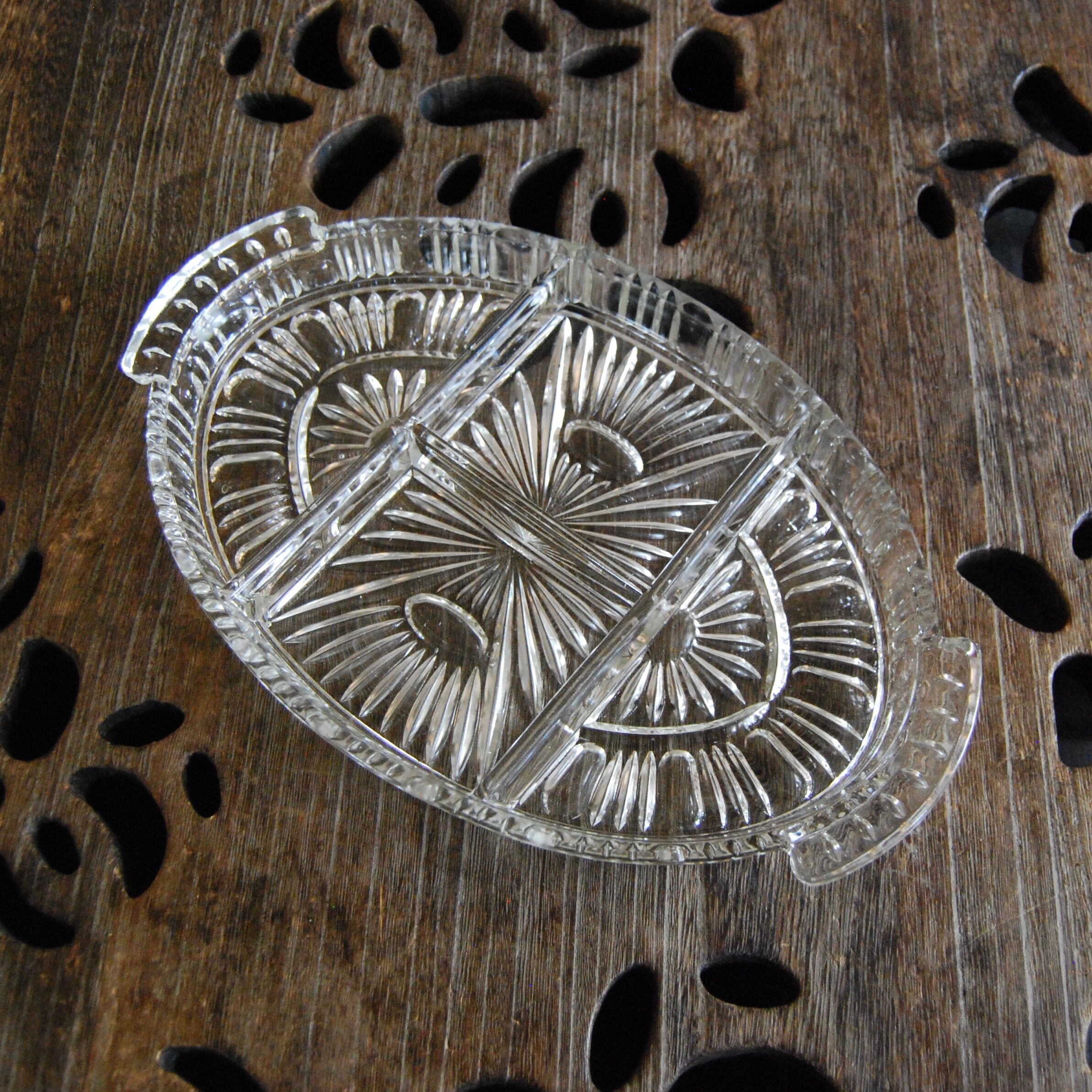 Former compartments in glass dish