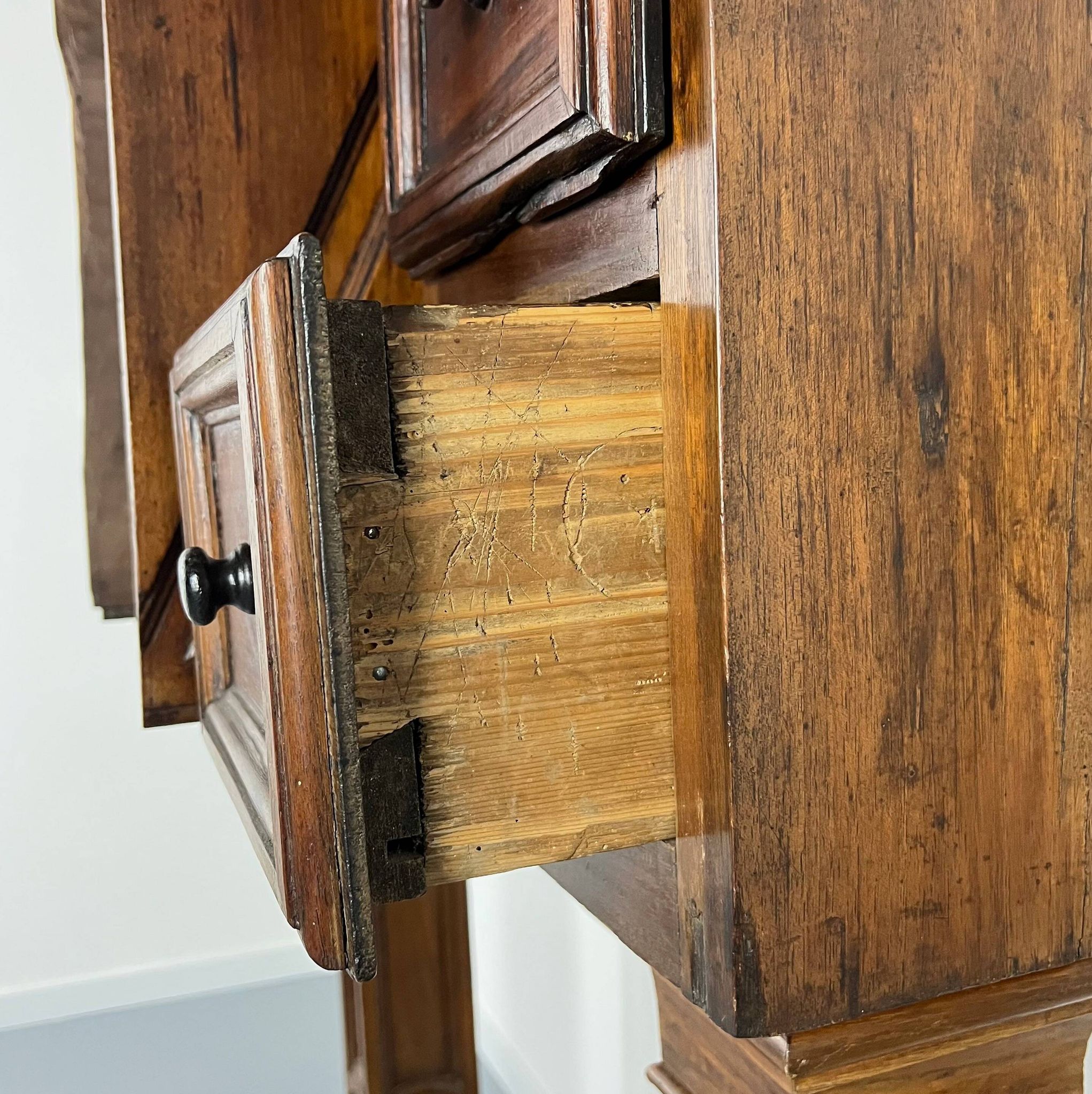Walnut cabinet with 8 drawers Stipo Monetiere, Piedmont 17th century, furniture Italy 17th century