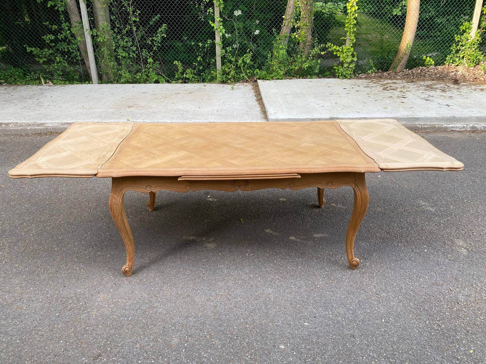 Table à manger extensible Louis XV bois massif chêne et marqueterie 250cm