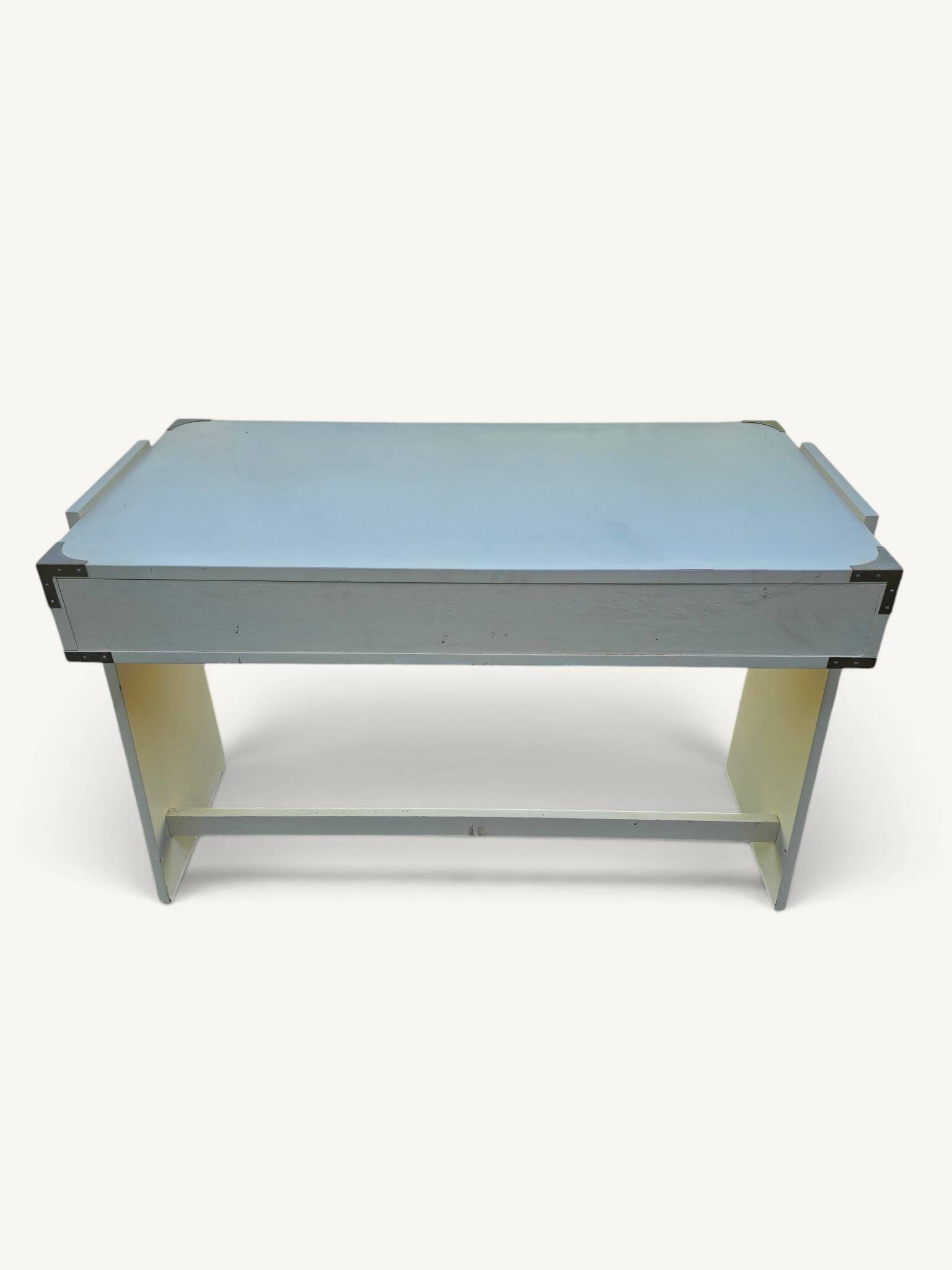 Bureau vintage en bois laqué crème et laiton