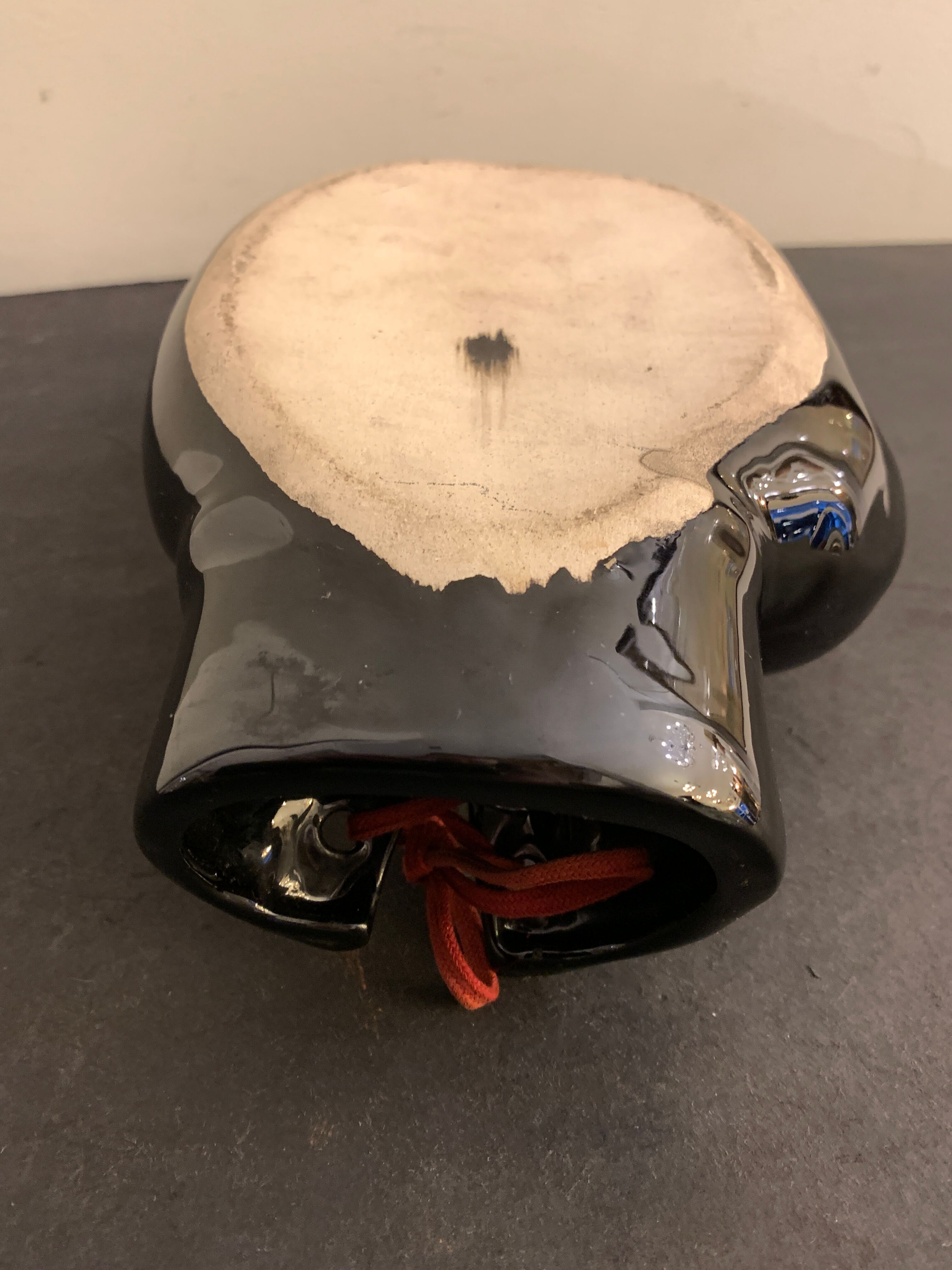 Ashtray or empty pocket in black ceramic, boxing glove JC. Peire, 1970