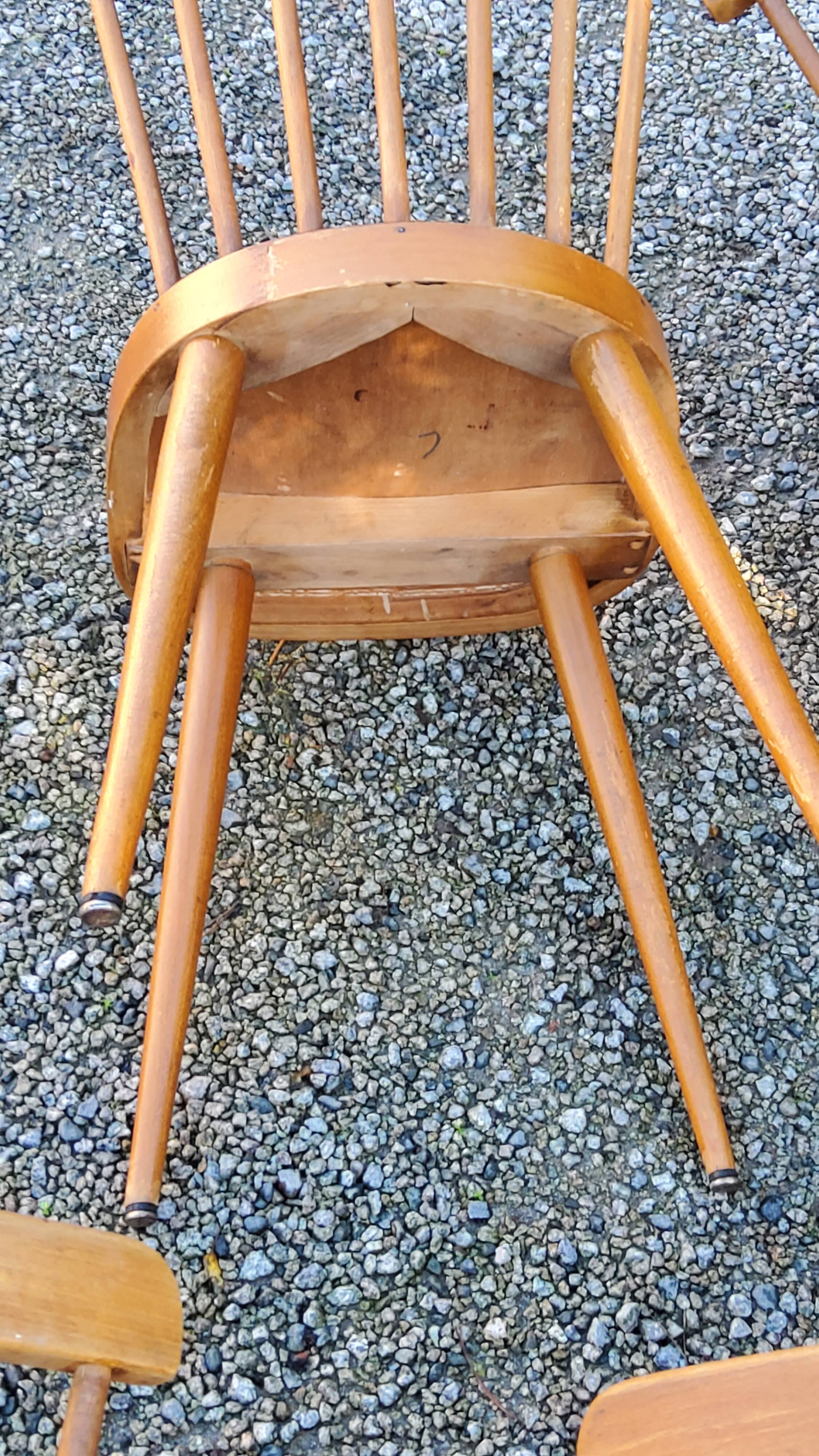 Set de 5 chaises vintage de bistrot en hêtre galette skaï rouge des années 50