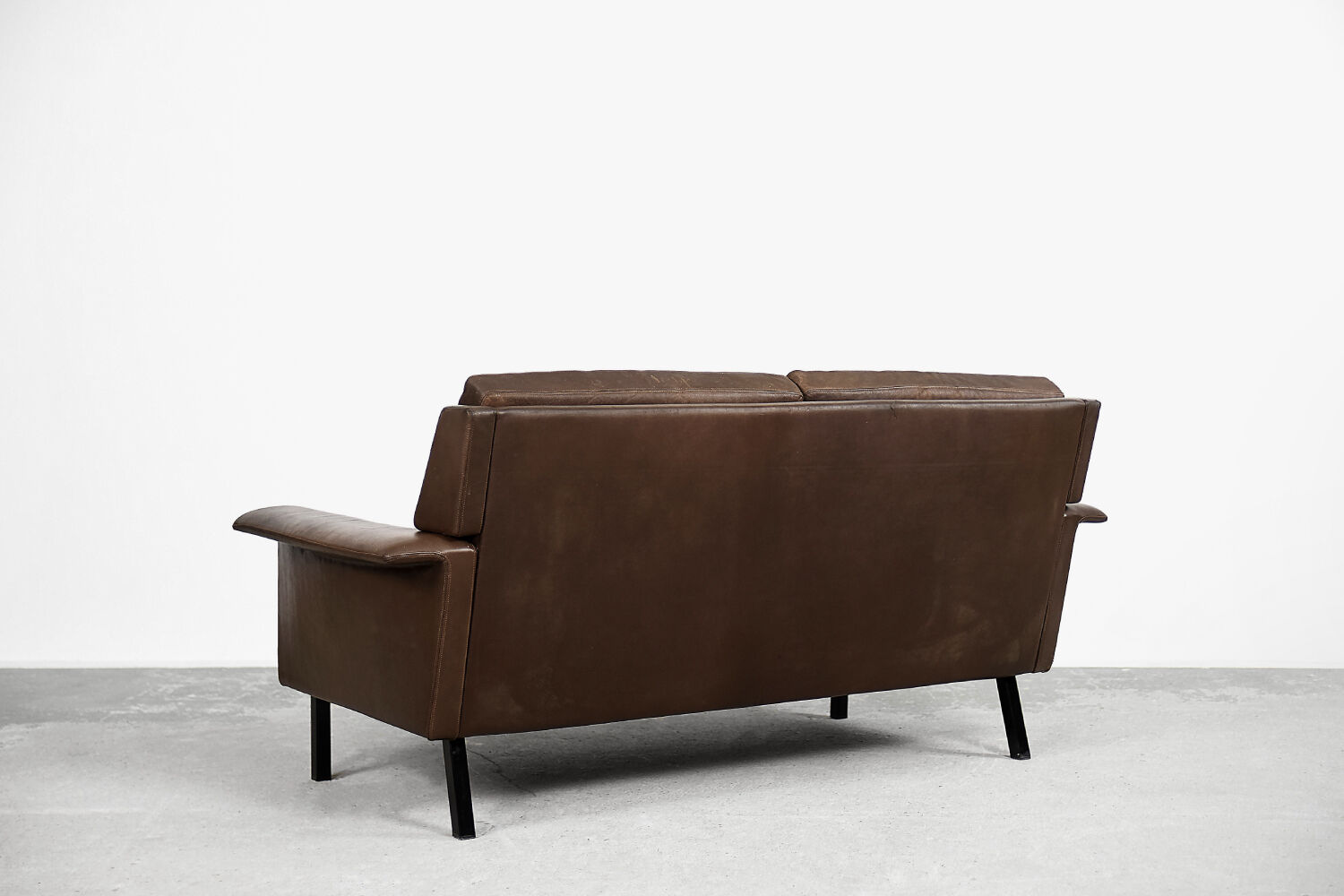 Vintage modern two-seater canapé in brown leather 3330 by Arne Vodder for Fritz Hansen.