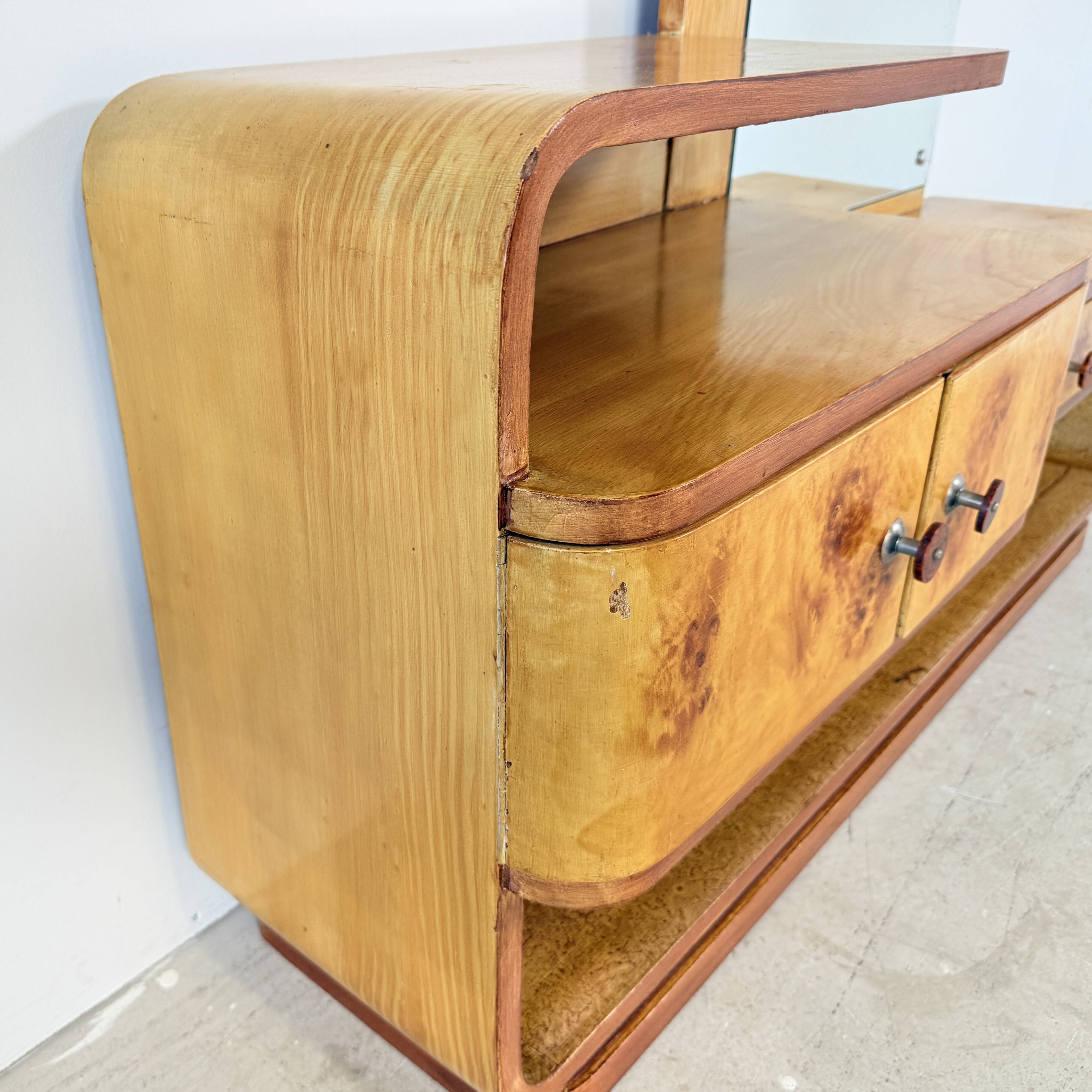 Coiffeuse Art Déco de style Halabala unique avec des poignées en bakélite.
