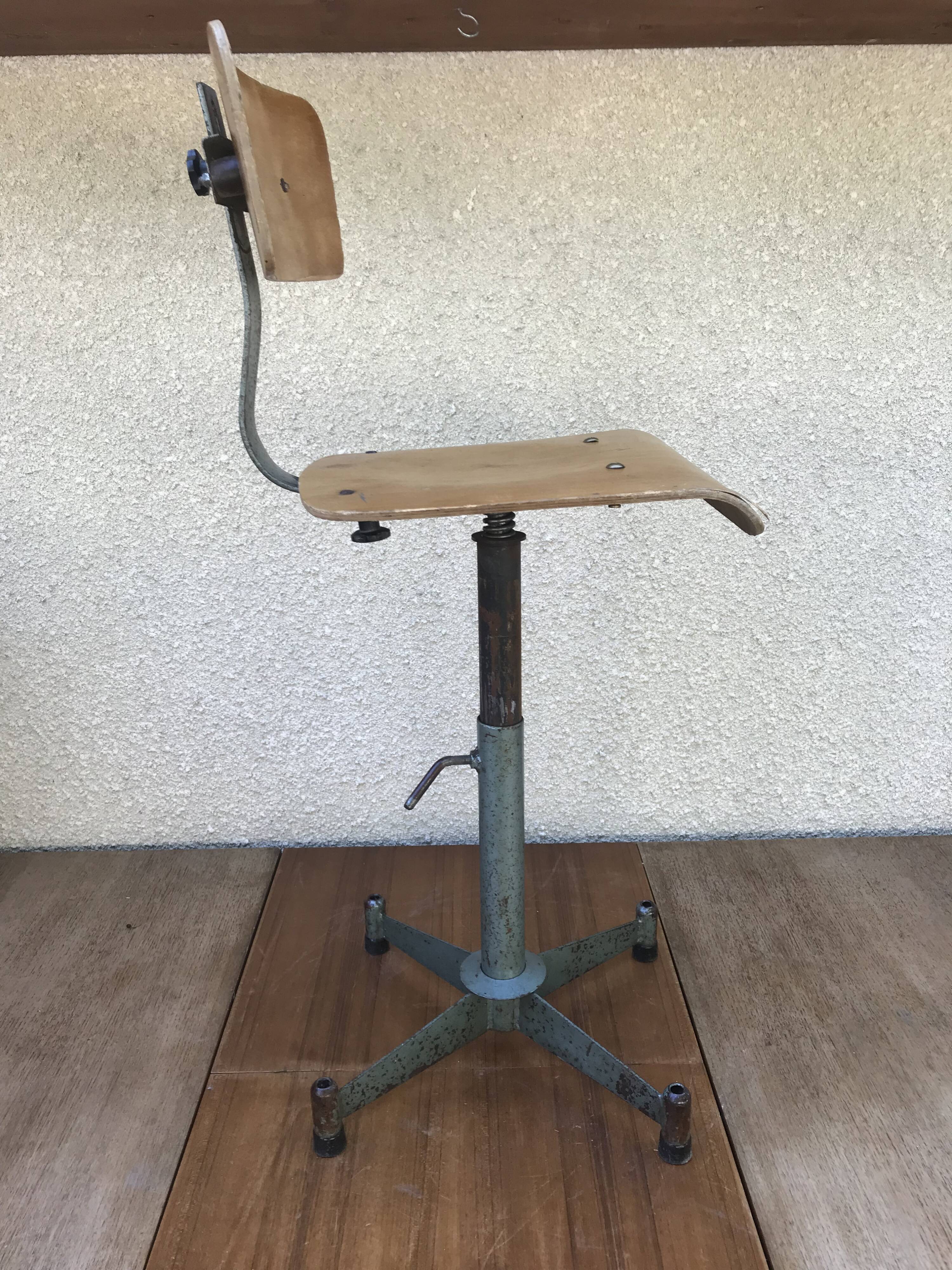 Former metal workshop chair - wood assise adjustable height vintage