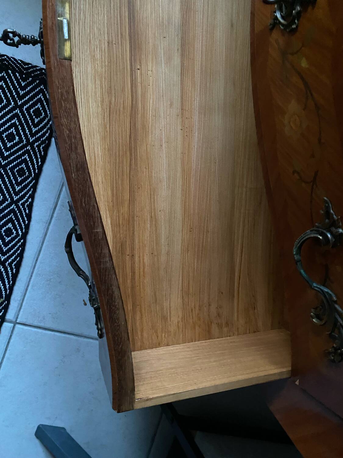 Rosewood chest of drawers