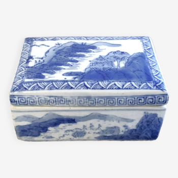 Boîte porcelaine Chine paysage peint à la main bleu lilas vintage