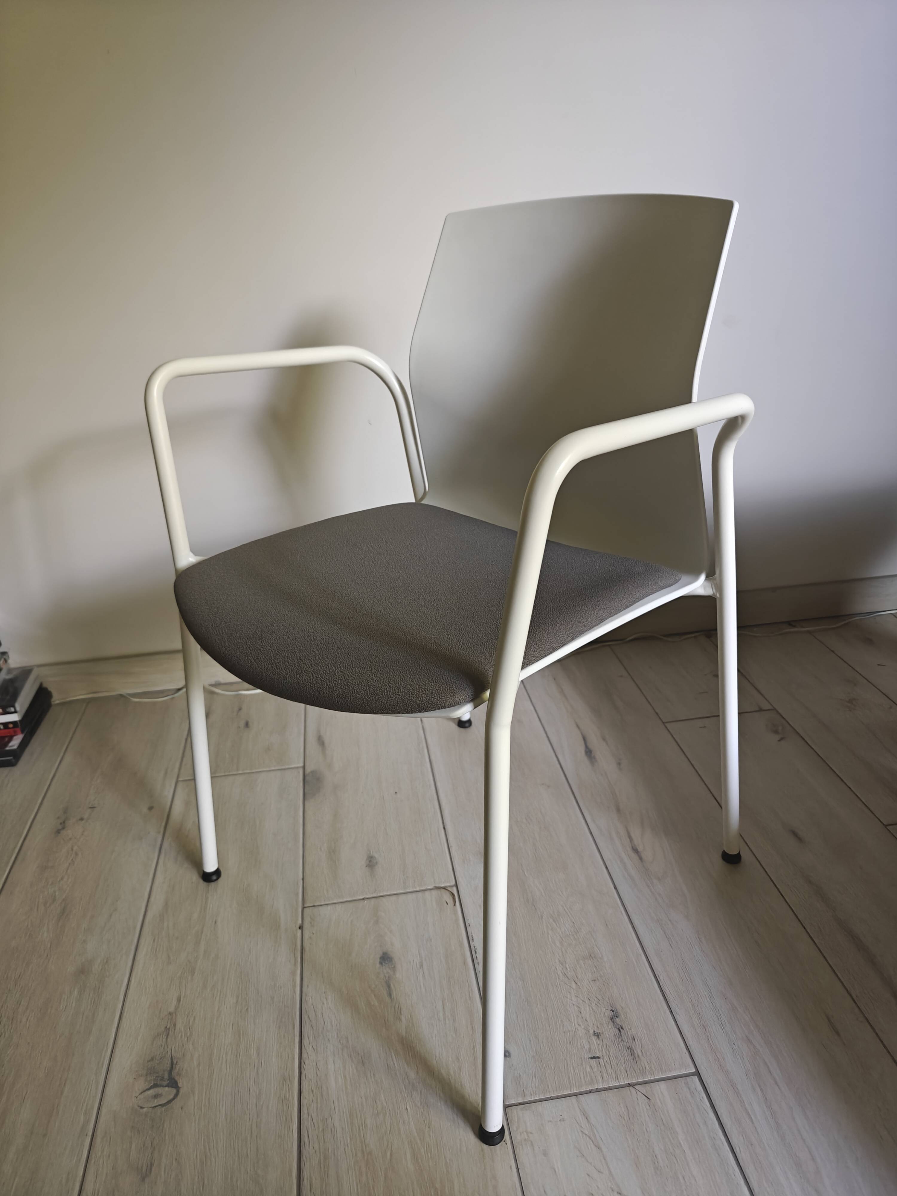 6 Akaba Kabi ergonomic chairs designed by Jorge Pensi (stackable)
