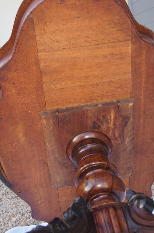 Gueridon en noyer à plateau violonné ouvrant par deux tiroirs en ceinture. Epoque Louis Philippe.
