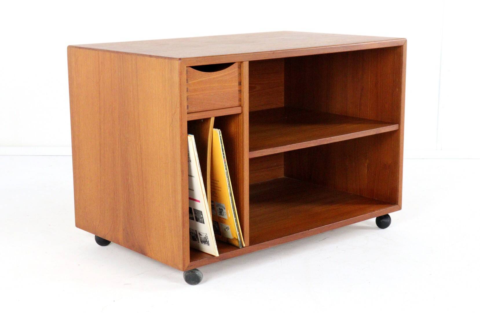 Vintage Dyrlund teak audio cabinet 'Glämmel'