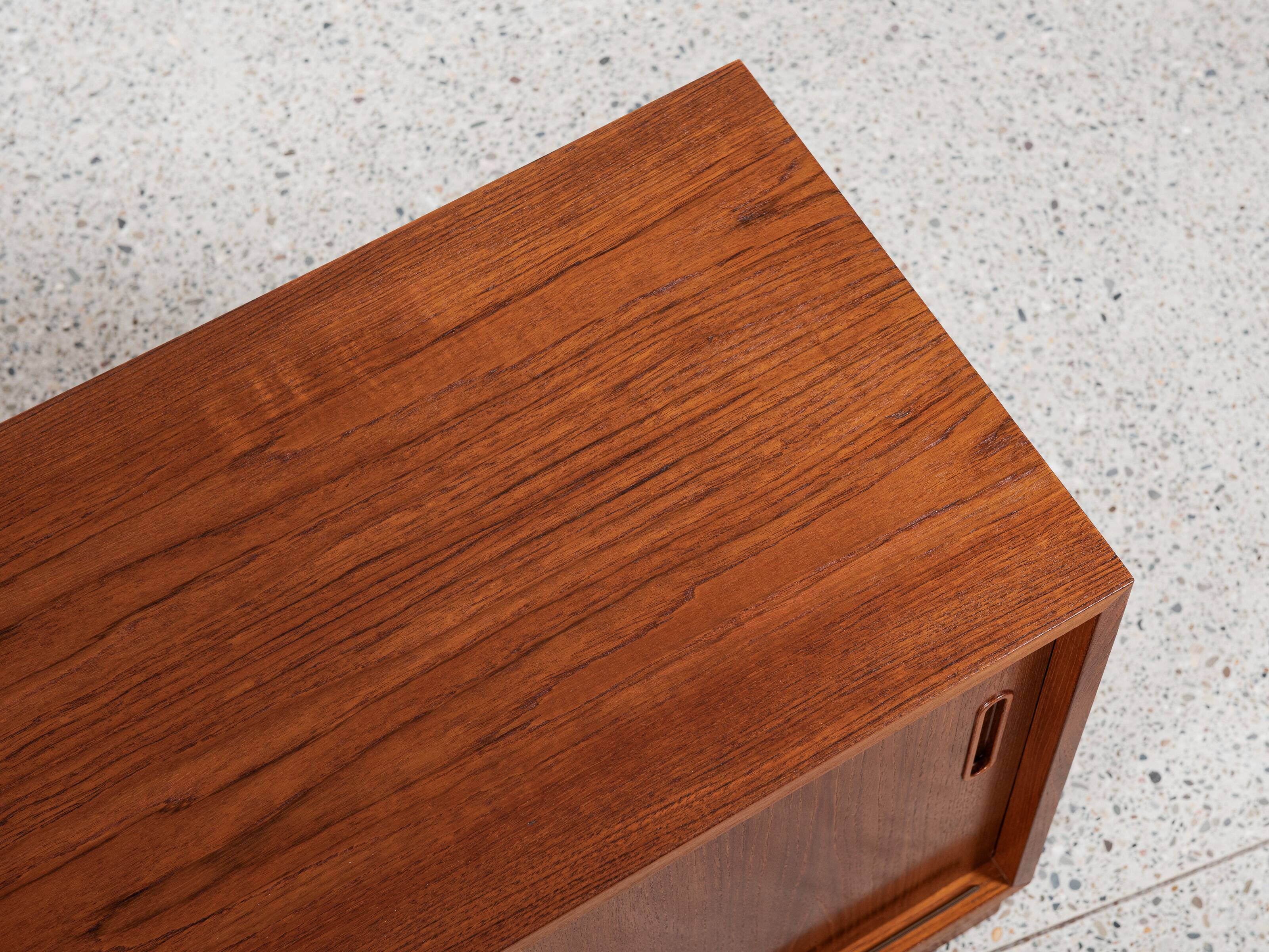 Midcentury Danish lowboard in teak with 2 sliding doors by Hundevad 1960s - 138cm