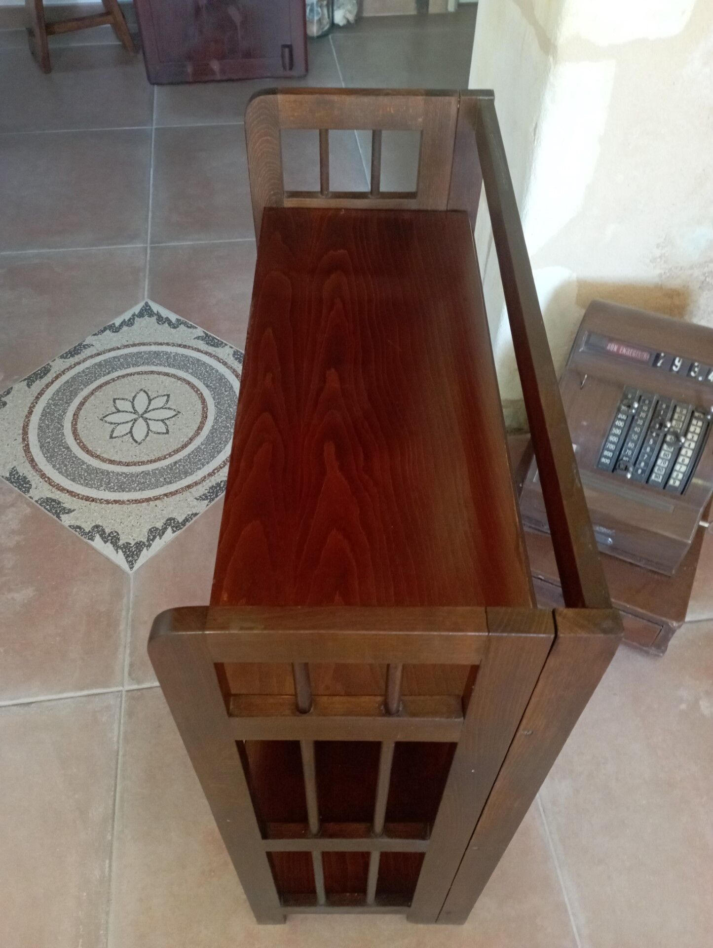 Foldable wooden shelf