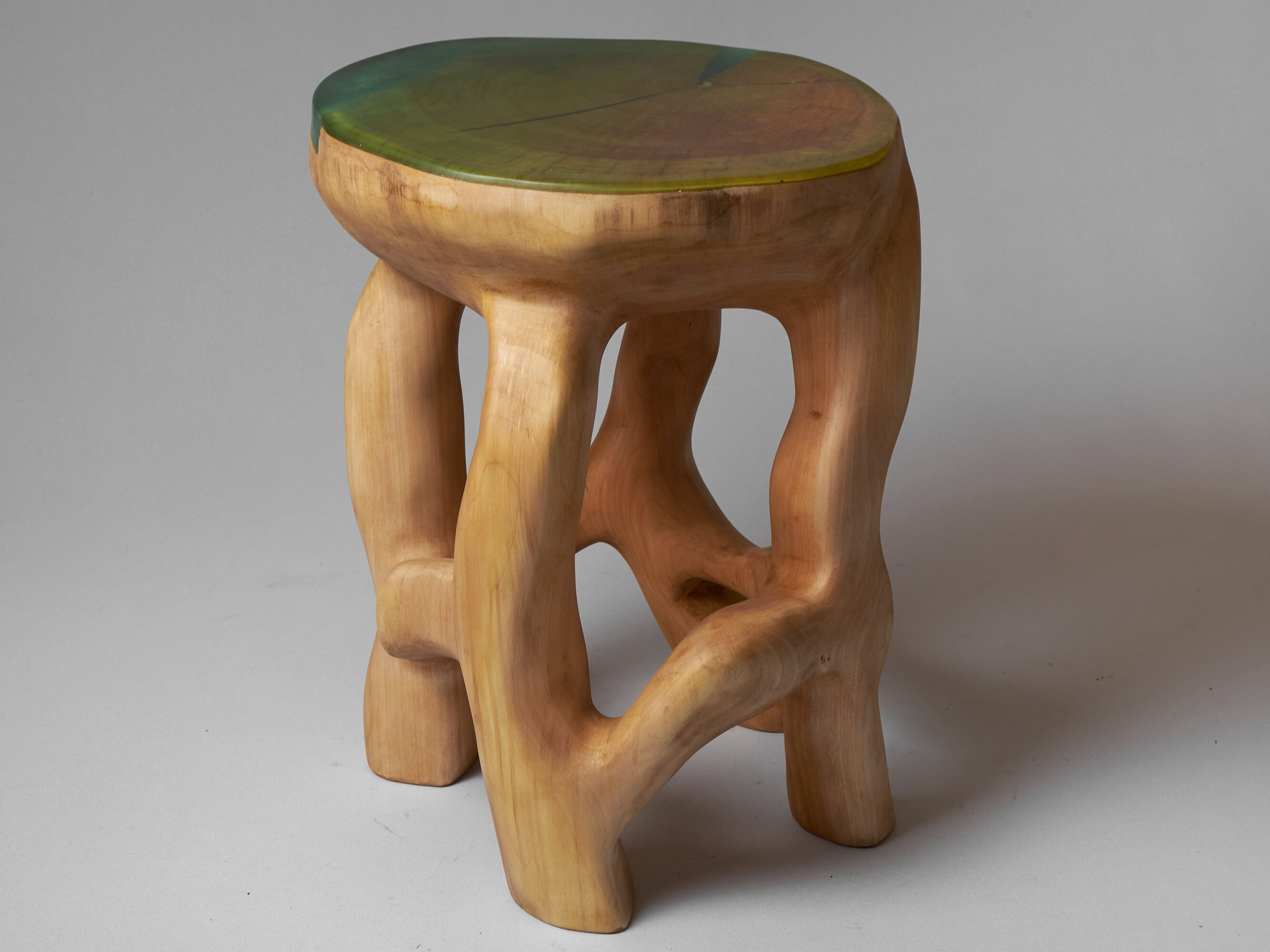 Tabouret sculpté unique à partir d'une seule pièce de bois