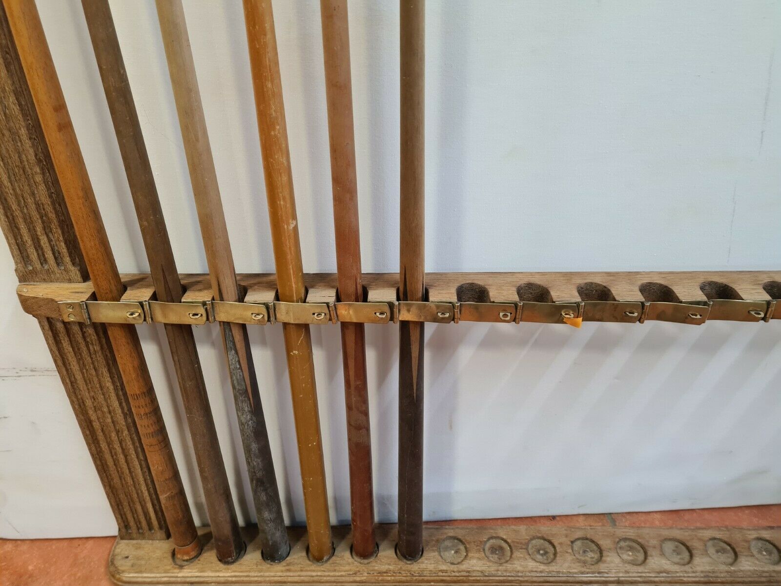 Wooden billiard tail holder