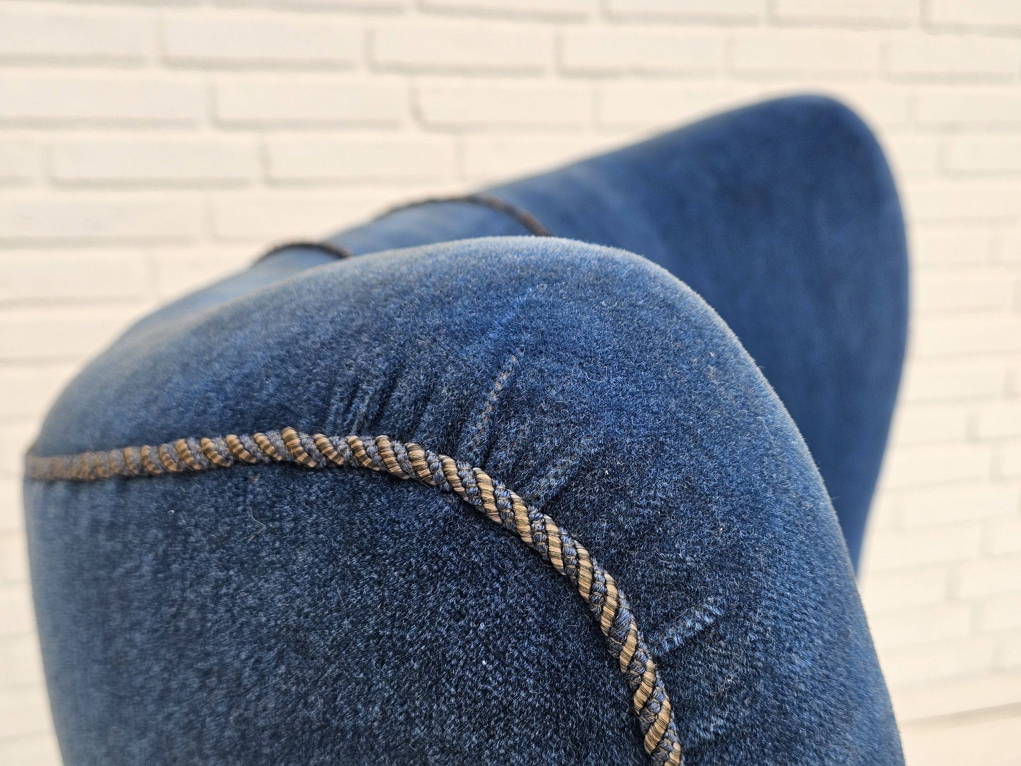 Années 1960, fauteuil relax danois à dossier haut, état d'origine, meuble en velours bleu.