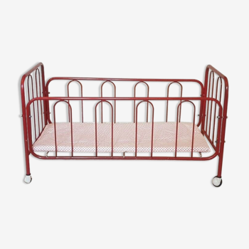 Lit de poupée vintage grand modèle en métal laqué rouge et matelas assorti