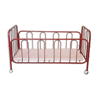 Lit de poupée vintage grand modèle en métal laqué rouge et matelas assorti