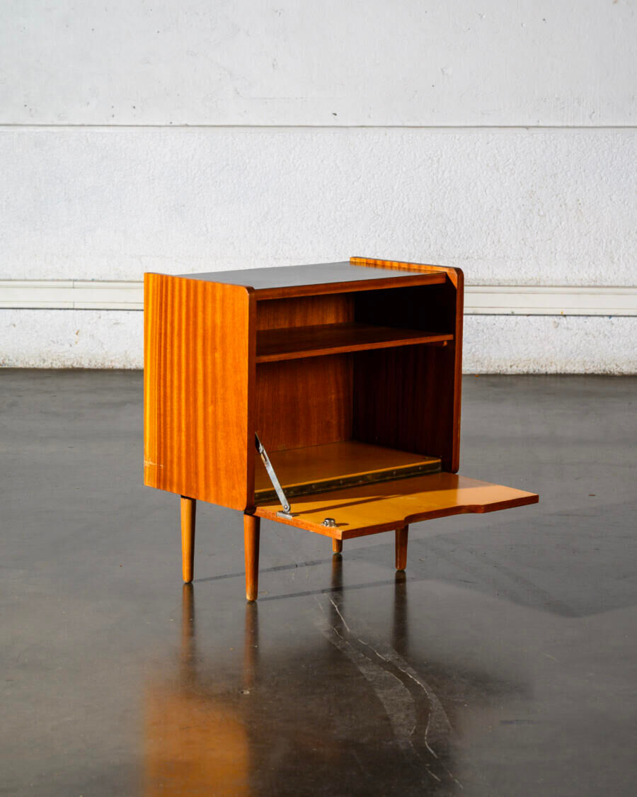 Table de chevet une porte abattante