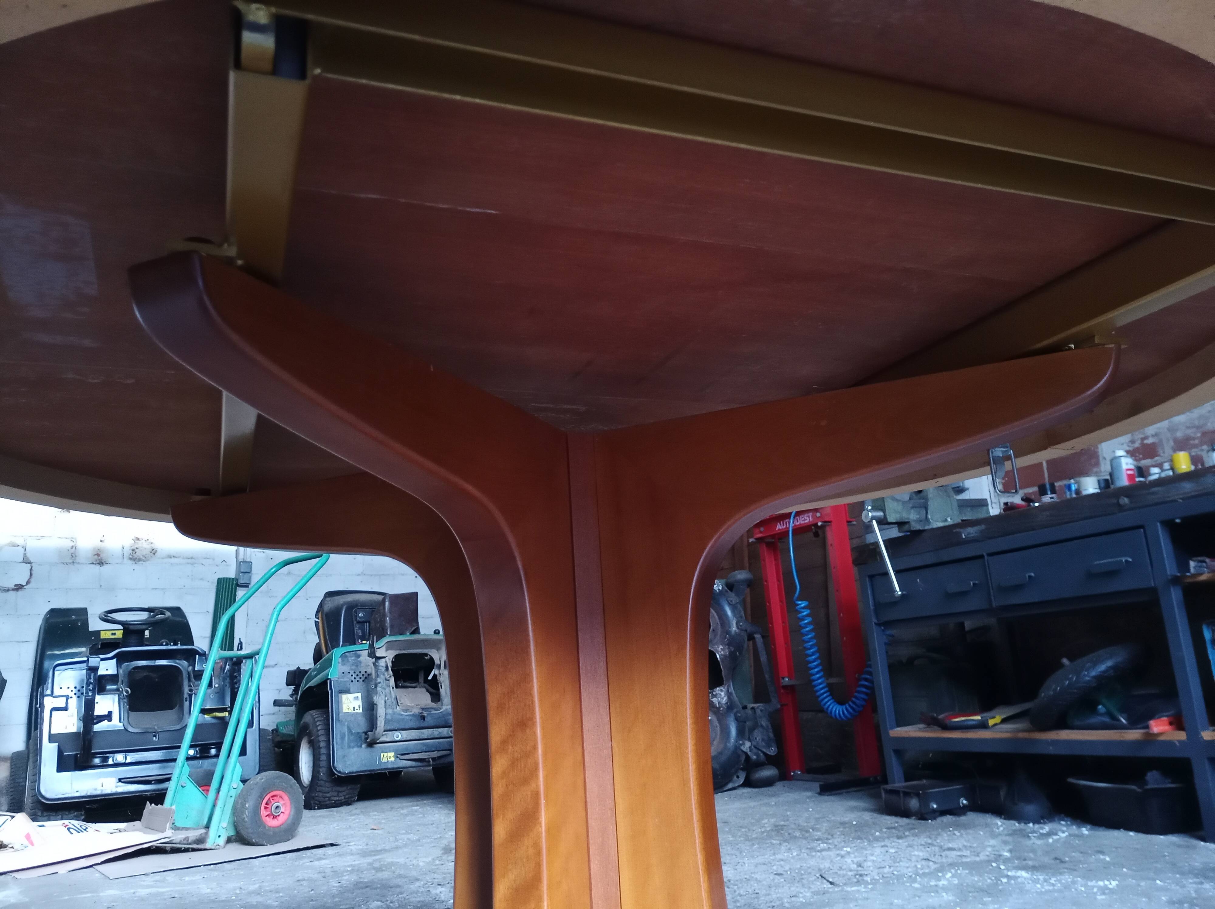 Scandinavian extending table