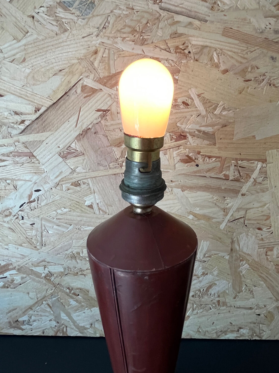 Conical lamp foot in bayonet leather