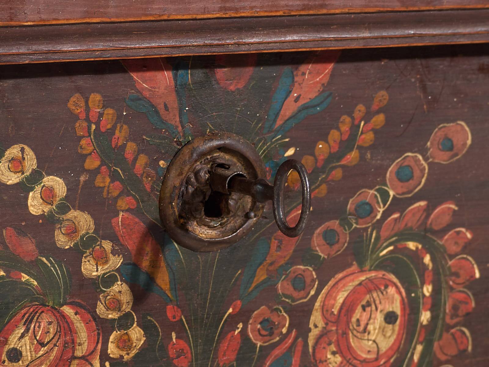 Antique polychrome chest of drawers with lower drawers (year 1896)
