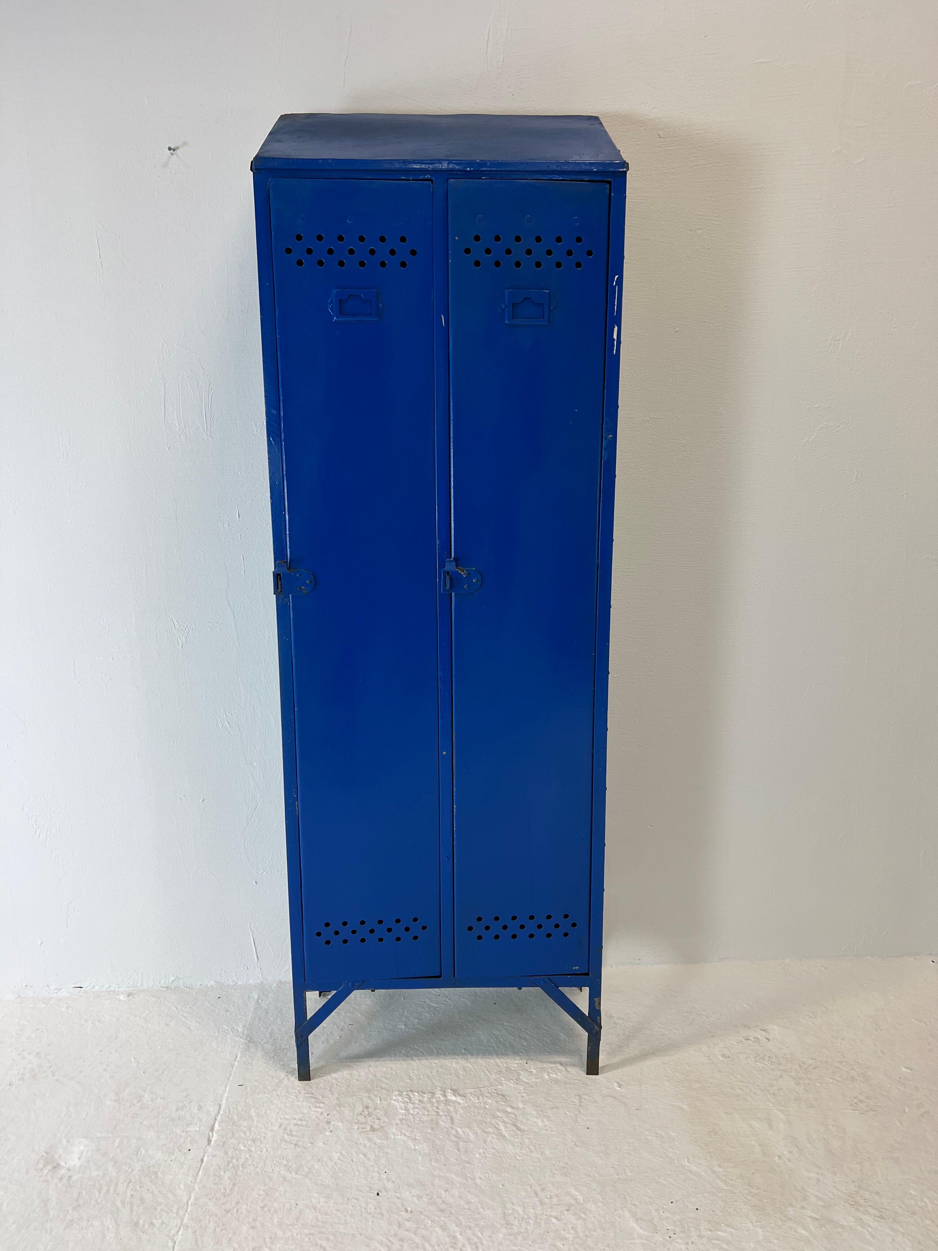 Metal locker with metal rivets