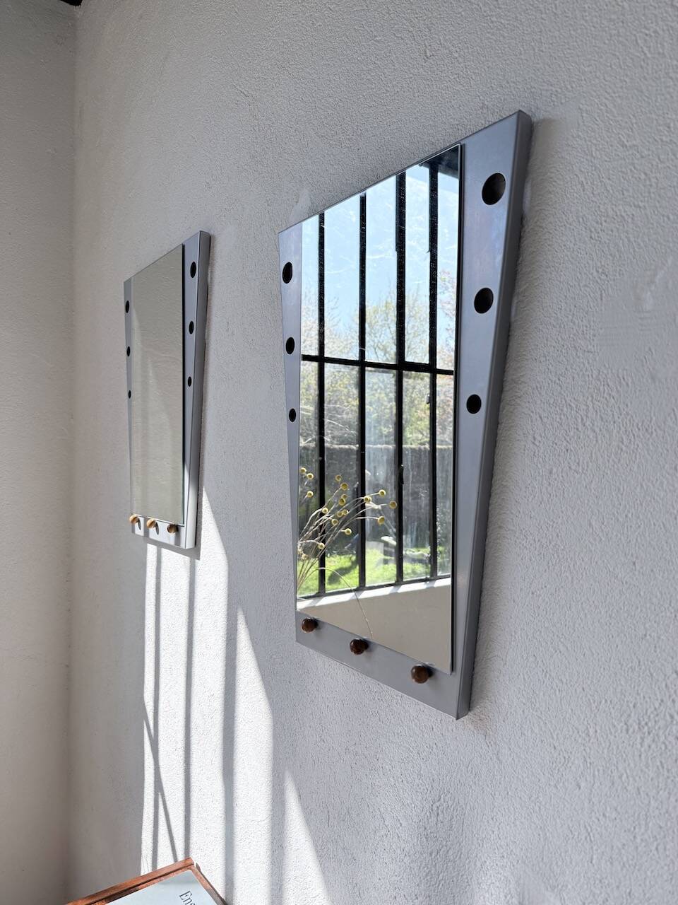 Paire miroirs « Memphis » années 80 chrome et bois