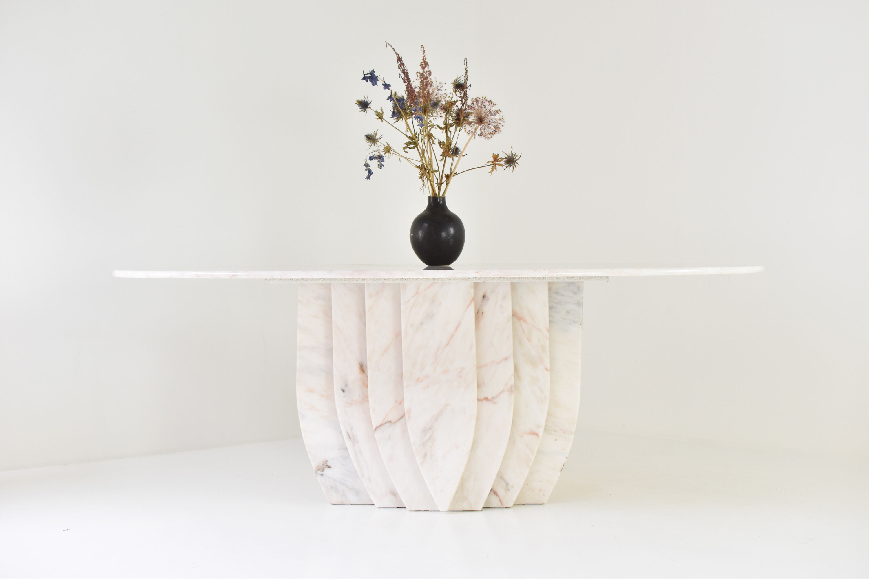 Mid century modern oval dining table in marble from Italy, 1980’s.