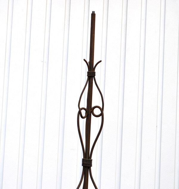 Pied de lampe en fer forgé vintage, lampadaire tripode volutes
