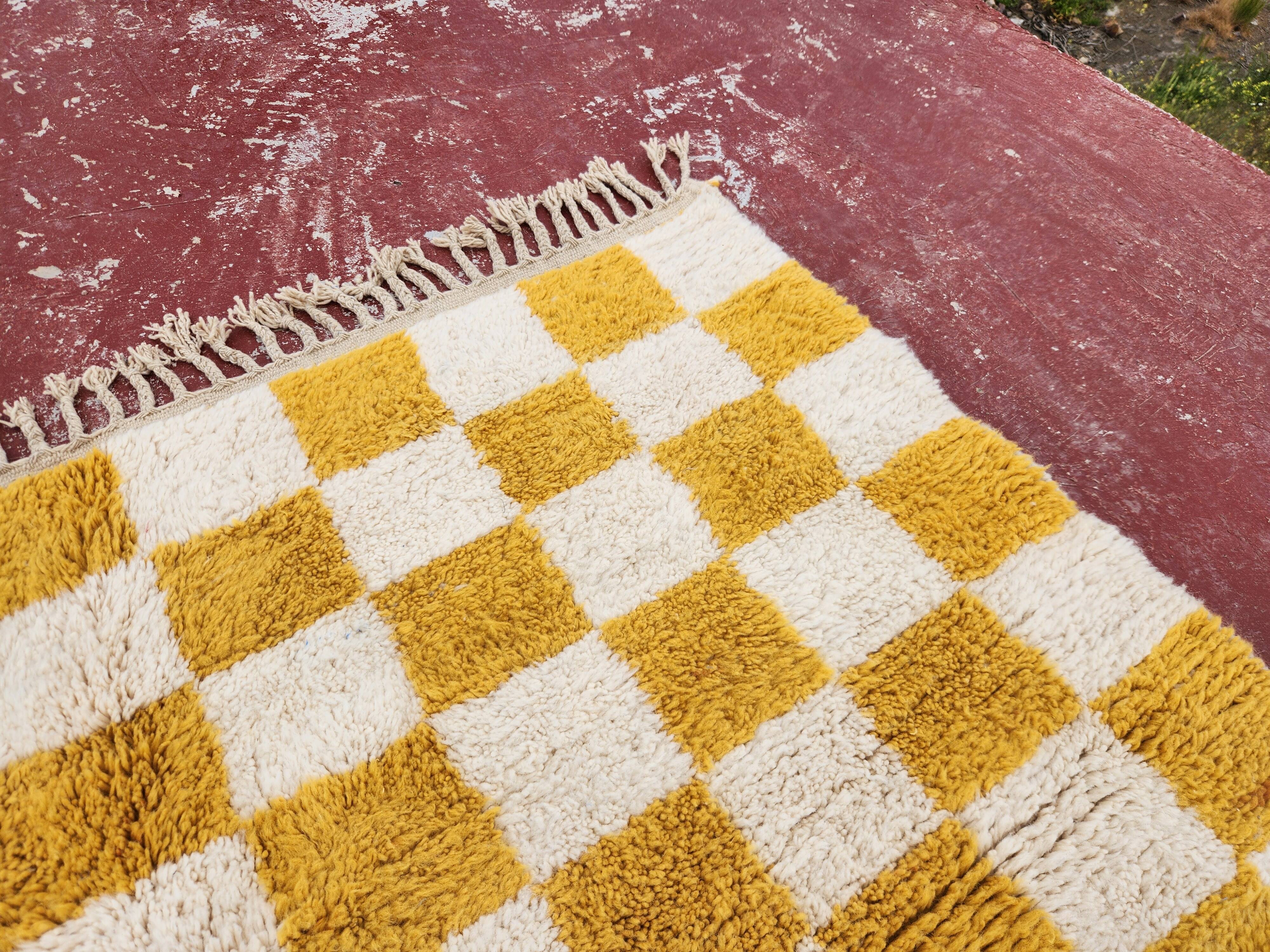 Beni Ouarain checkerboard rug 186x178 cm – Thick wool – Ochre chess pattern