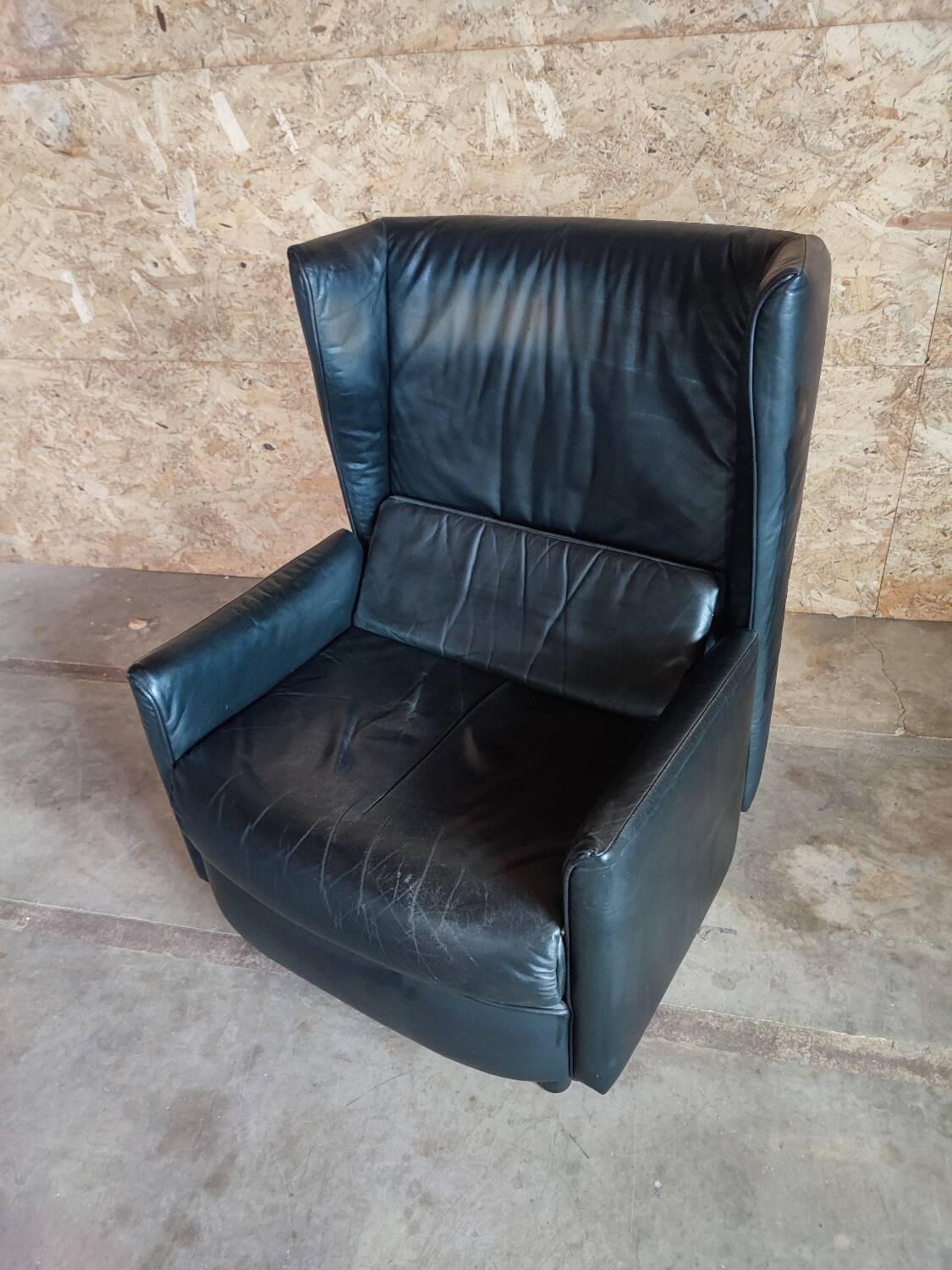 Leather club armchair from the Roset brand