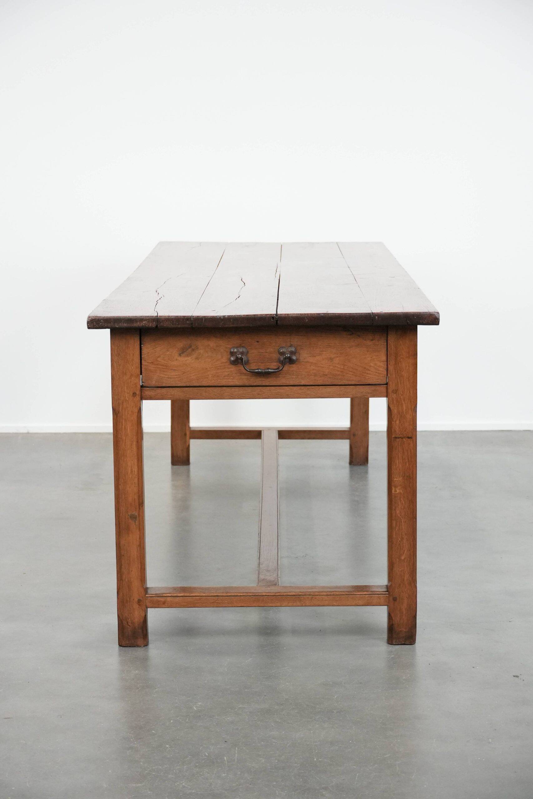 Grande table à manger antique française pour 6 à 8 personnes.