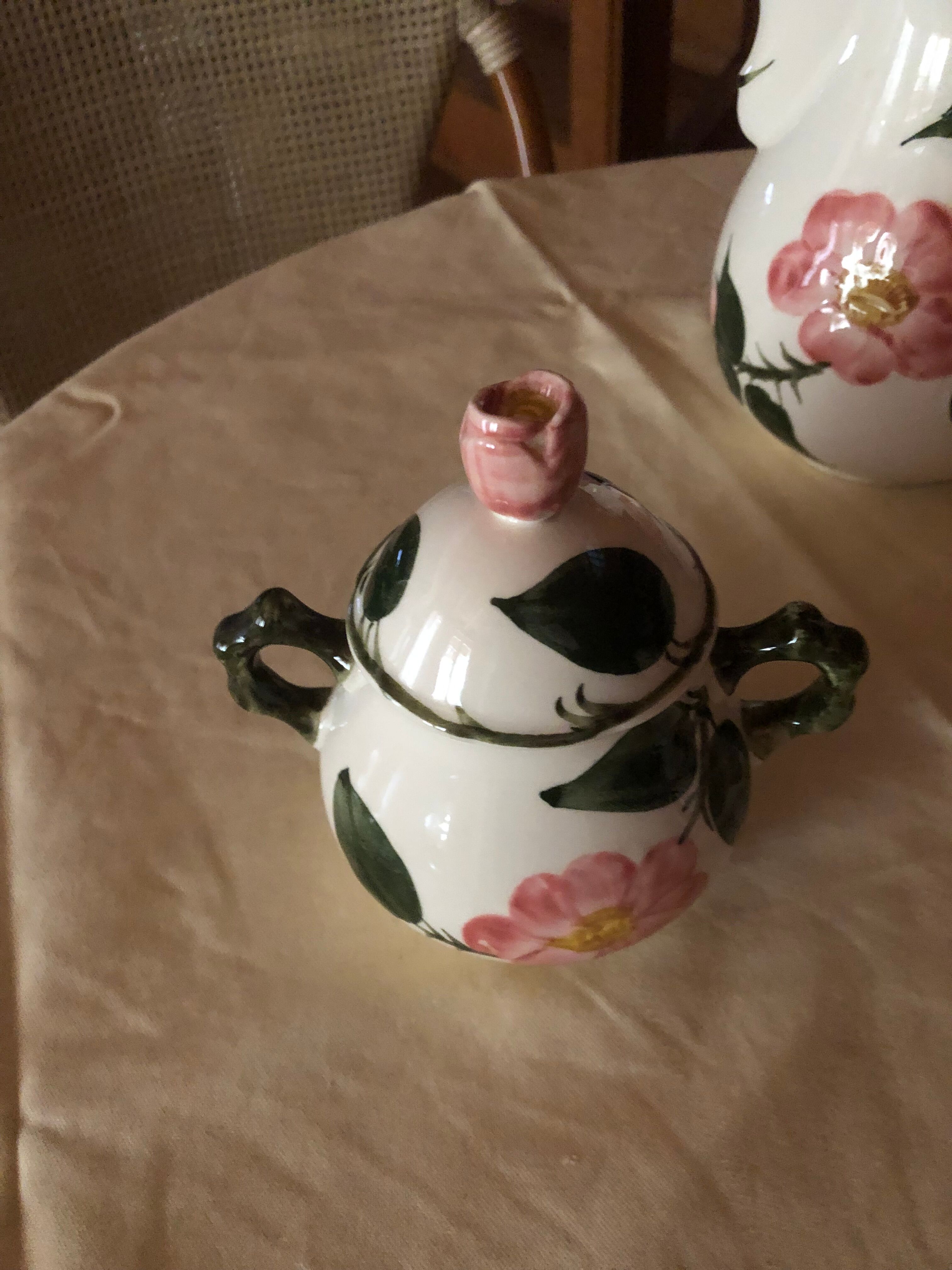 Service à thé (Théière, sucrier, pot à lait) Wild roses en porcelaine
