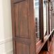 Bibliothèque classique en bois avec vitrine