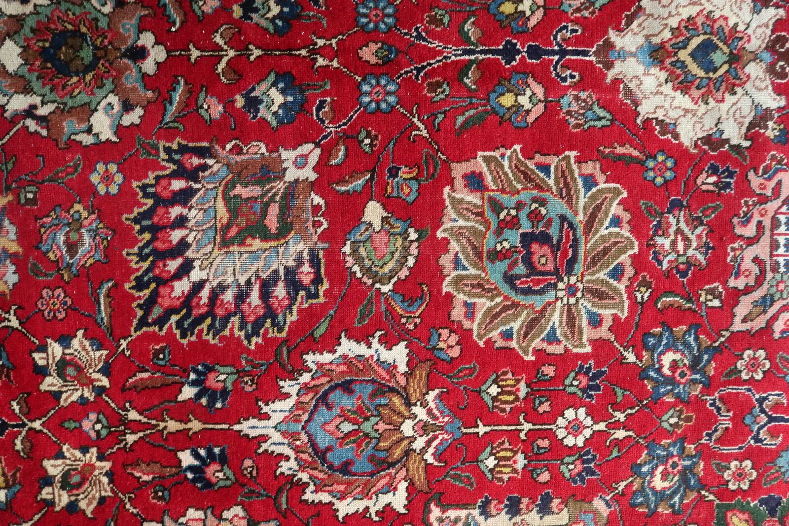 Tapis en laine Tabriz antique, motif floral Shah Abbasi sur tout le tapis, champ cramoisi, vers 1920 — 303 × 403 cm — 1C1278