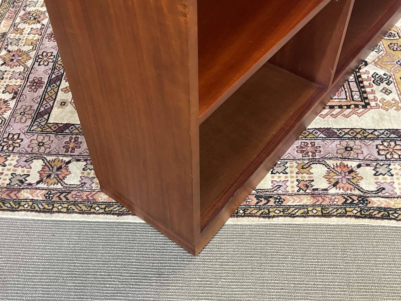 Etagère anglaise en acajou, fabrication moderne des années 1990