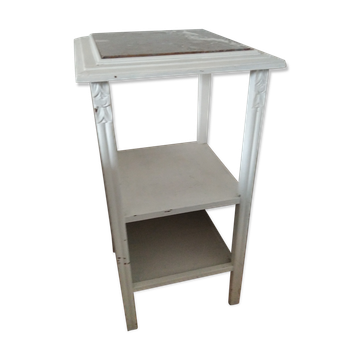 Table de nuit blanche avec dessus marbre rouge
