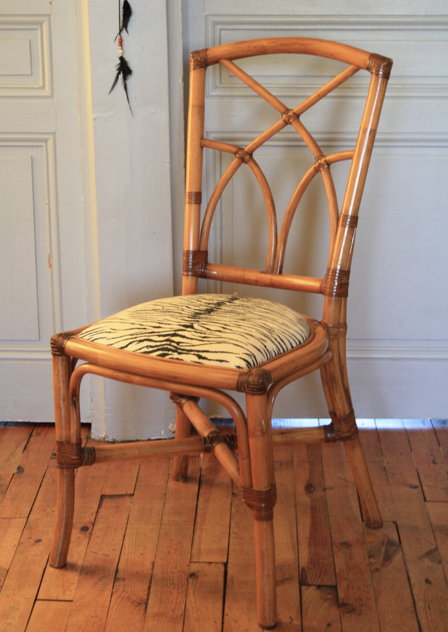 Chaise en bambou assise zébrée