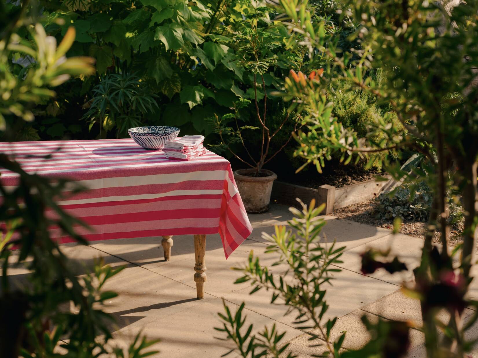 Pink striped tablecloth: 240cm x 170cm
