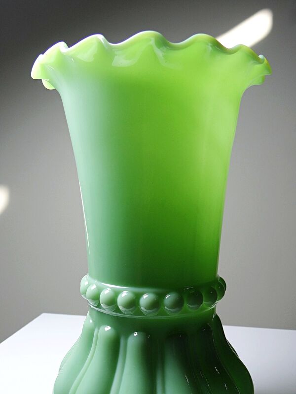 Grand vase ancien en cristal opalin vert jade moulé, vers 1900-1930