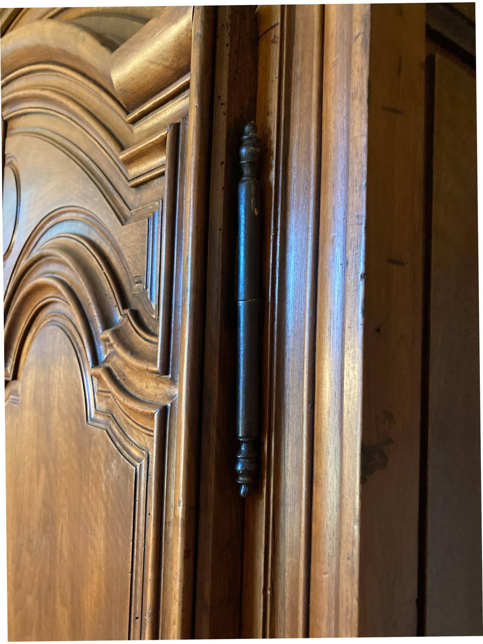 Armoire versaillaise en noyer, XVIIIe siècle
